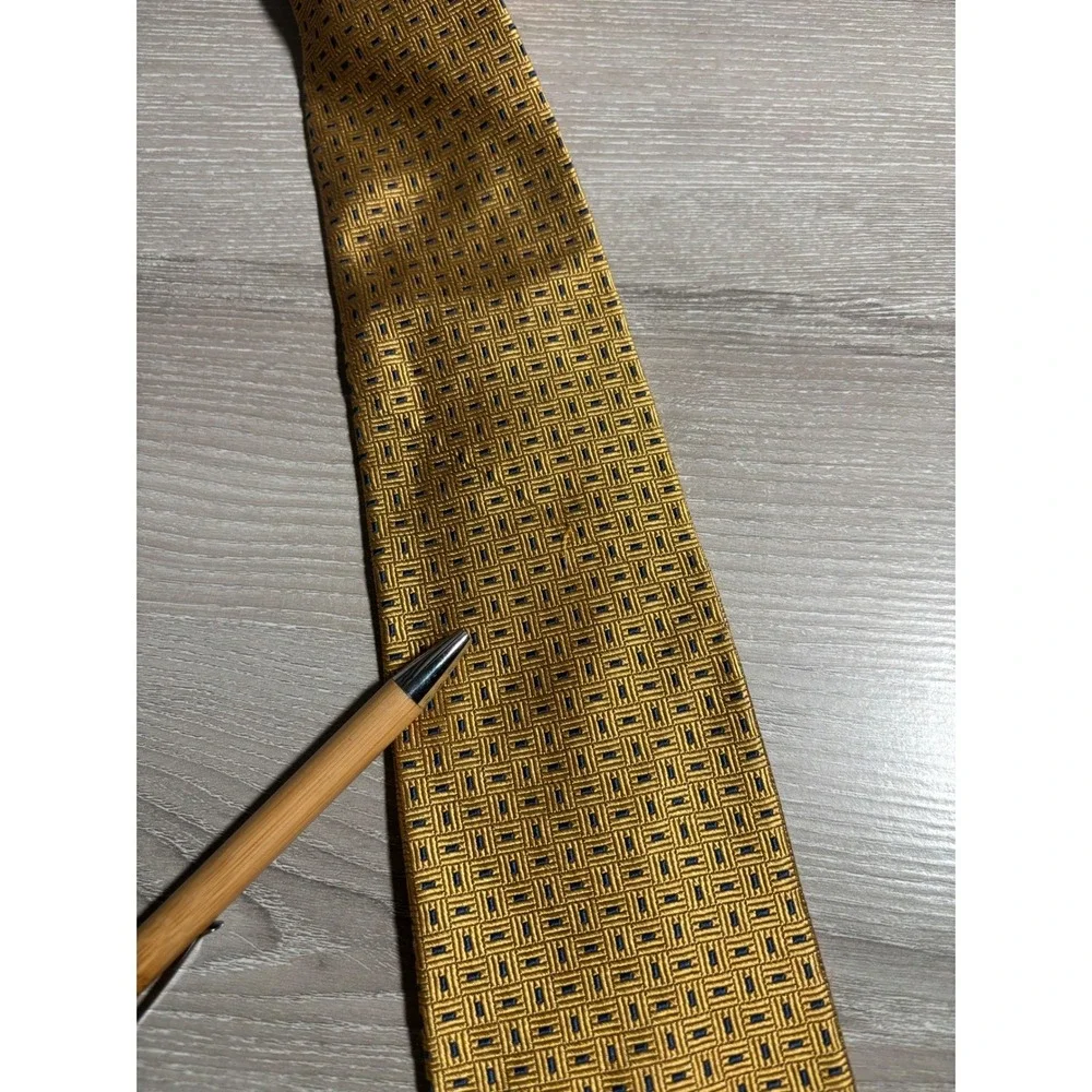 Brooks Brothers Makers Silk Tie Gold Navy Geometric Basketweave Hand Made USA‎